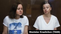 Светлана Петрийчук и Женя Беркович в суде летом 2023 года, архивное фото