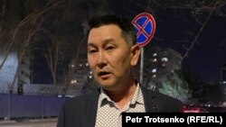 Лукпан Ахмедьяров после выхода из полиции. 10 апреля 2025 года