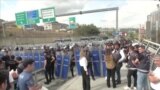 В Турции полиция блокирует офисы оппозиционной партии, в Стамбуле протестующие устанавливают баррикады