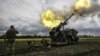 Украинские военные стреляют в сторону российских войск в Донецкой области. Июнь 2022 года