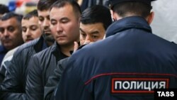 Полицейский рейд, во время которого полиция проверяет документы у трудовых мигрантов. Новосибирск, октябрь 2024 года