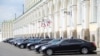 "Мерседес" с правительственными номерами насмерть сбил полицейского в Москве. Видео 
